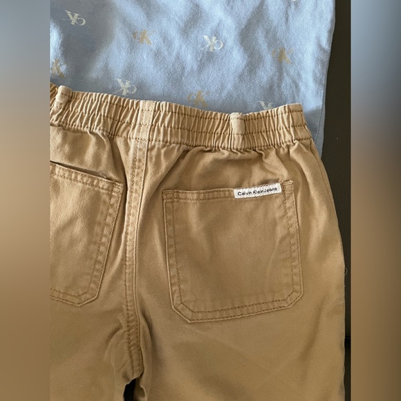 💯 Cotton Calvin Klein Light Blue Polo all over logo with Tan Shorts - Picture 6 of 16